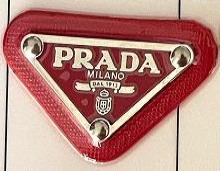 Chapa de marca Prada